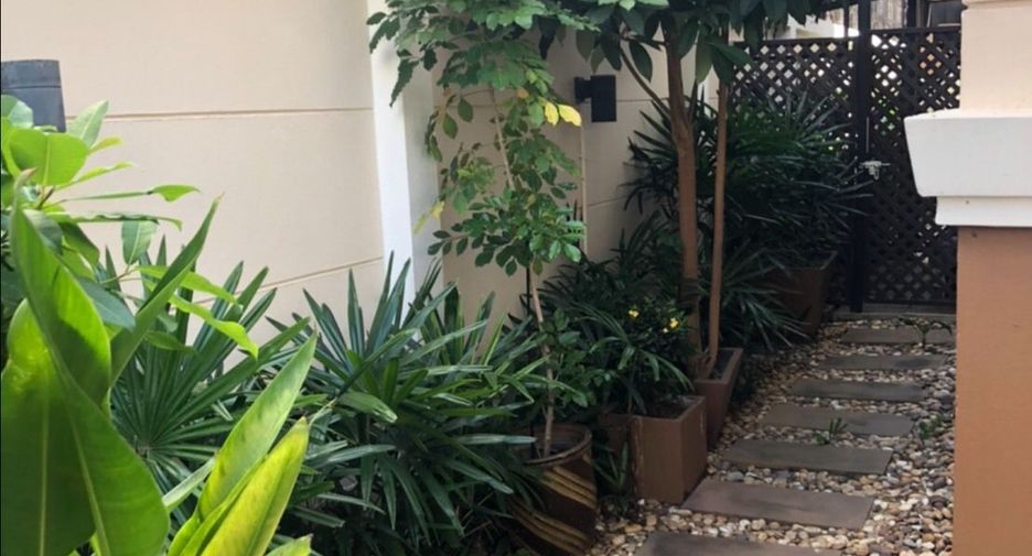 For rent 3 bedrooms townhouse in Bang Kapi, Bangkok