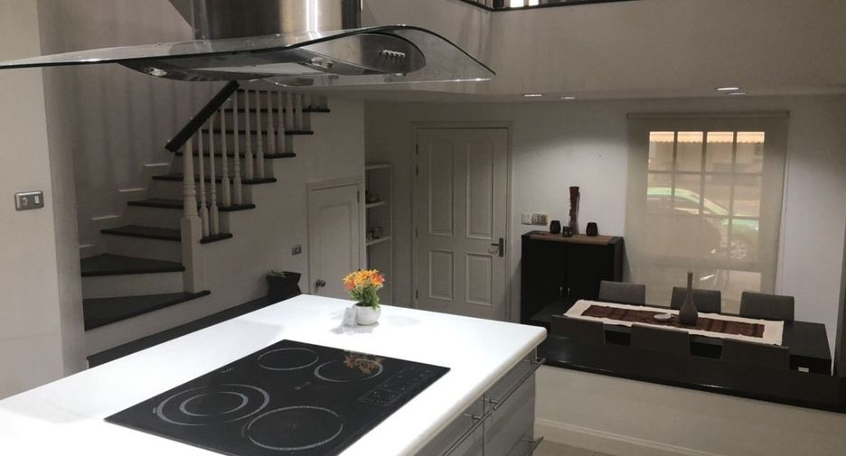 For rent 3 bedrooms townhouse in Bang Kapi, Bangkok