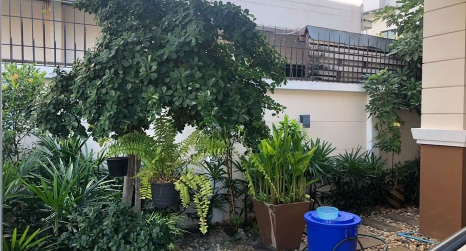For rent 3 bedrooms townhouse in Bang Kapi, Bangkok