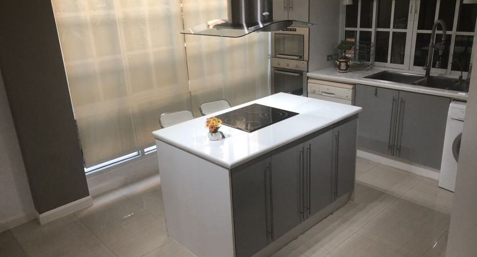For rent 3 bedrooms townhouse in Bang Kapi, Bangkok