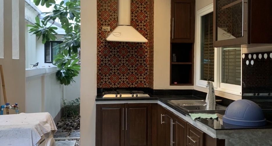 For rent 4 bedrooms house in Wang Thonglang, Bangkok
