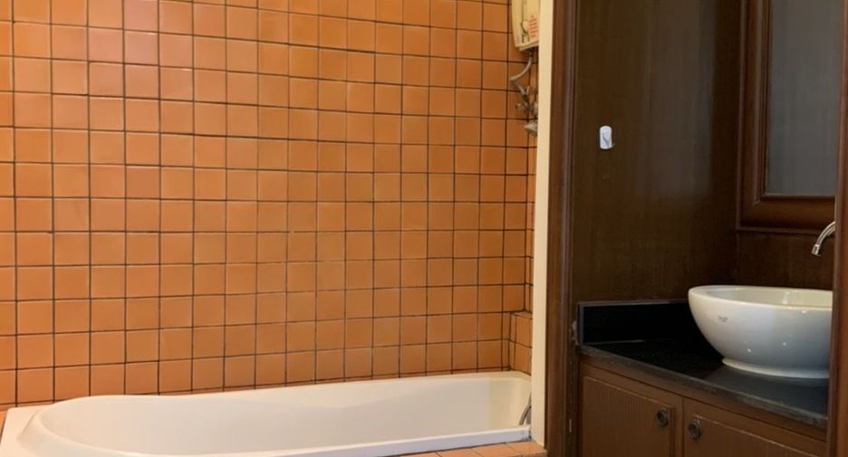 For rent 4 bedrooms house in Wang Thonglang, Bangkok