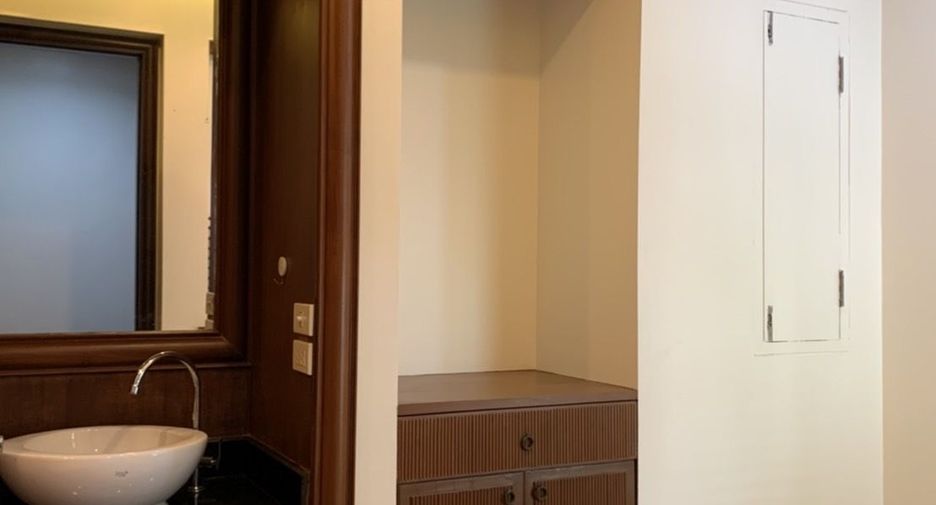 For rent 4 bedrooms house in Wang Thonglang, Bangkok