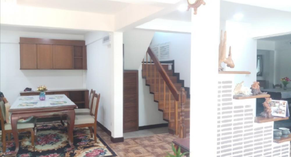 À louer 6 chambres maison à Saphan Sung, Bangkok