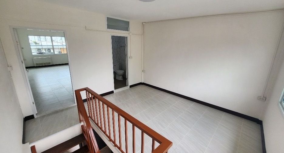 Casa adosada en alquiler de 3 habitaciones en Yan Nawa, Bangkok