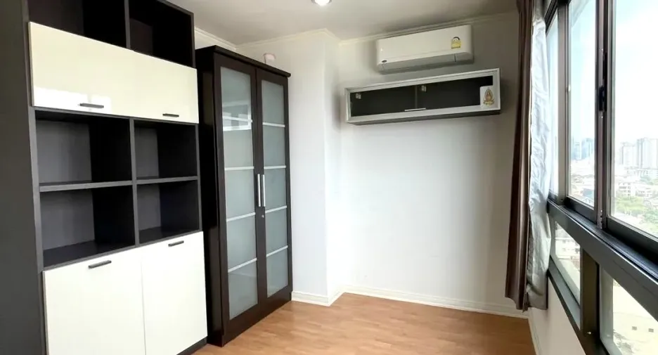 For rent 2 bedrooms condo in Phaya Thai, Bangkok