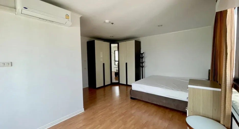 For rent 2 bedrooms condo in Phaya Thai, Bangkok