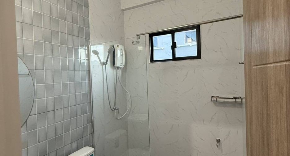 For rent 3 bedrooms townhouse in Mueang Samut Prakan, Samut Prakan