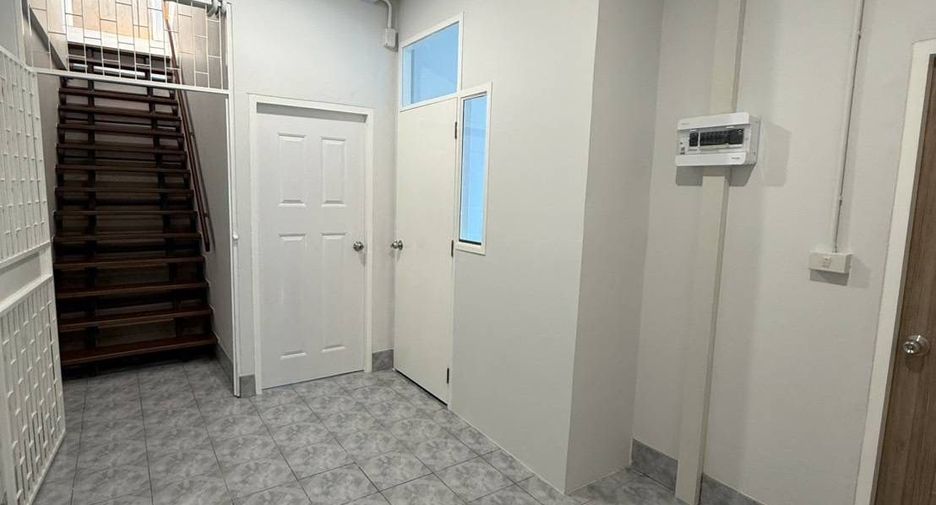 For rent 3 bedrooms townhouse in Mueang Samut Prakan, Samut Prakan