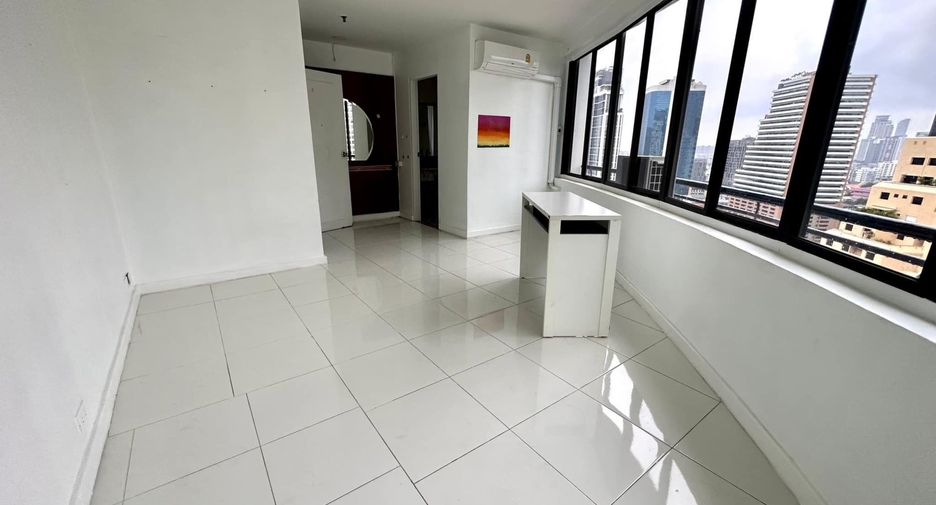 For rent 4 bedrooms condo in Watthana, Bangkok