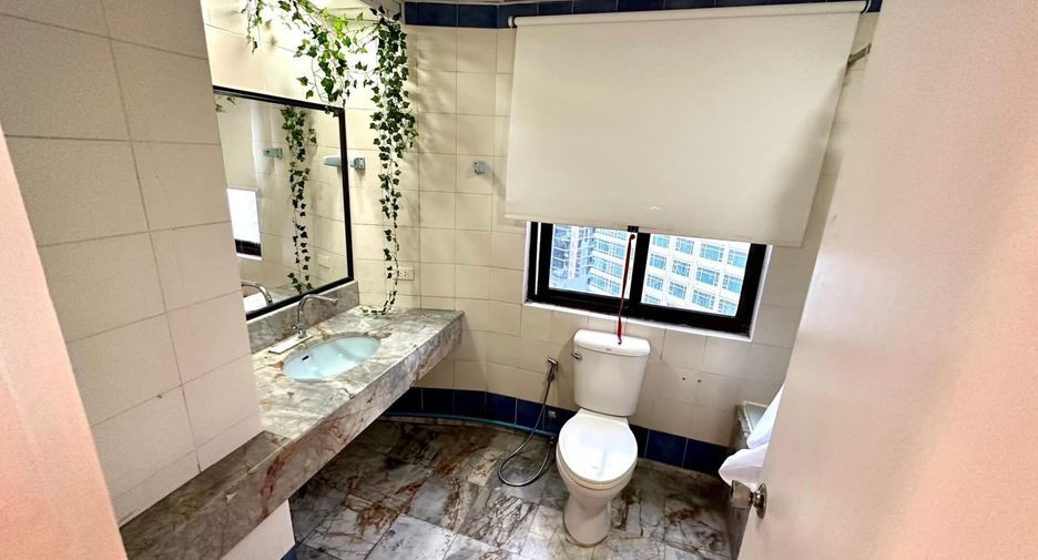 For rent 4 bedrooms condo in Watthana, Bangkok