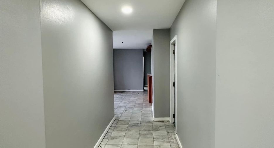 For rent 4 bedrooms condo in Watthana, Bangkok