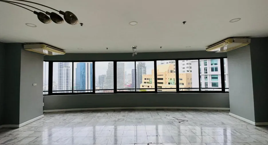 For rent 4 bedrooms condo in Watthana, Bangkok