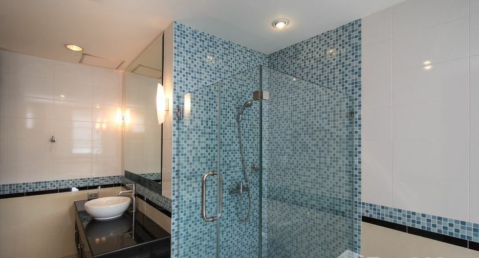 For rent 3 bedrooms condo in Khlong Toei, Bangkok
