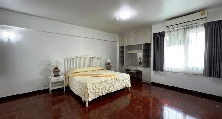 For rent 3 bedrooms condo in Khlong Toei, Bangkok