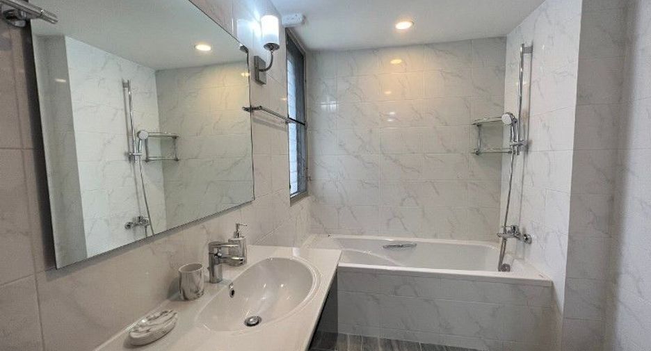 For rent 3 bedrooms condo in Khlong Toei, Bangkok
