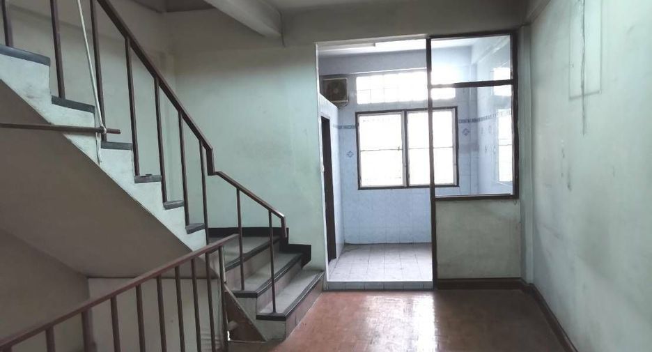 For rent 4 bedrooms townhouse in Khlong Toei, Bangkok