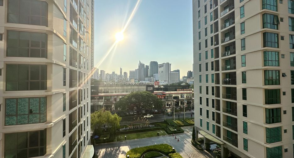 For rent 2 bedrooms condo in Watthana, Bangkok