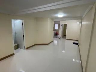 Casa adosada en alquiler de 3 habitaciones en Pak Kret, Nonthaburi