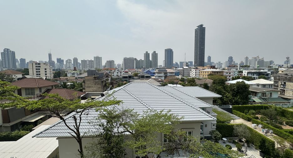 For rent 2 bedrooms condo in Watthana, Bangkok