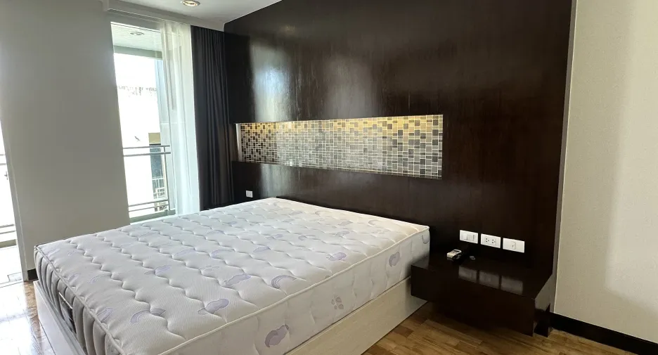 For rent 2 bedrooms condo in Watthana, Bangkok