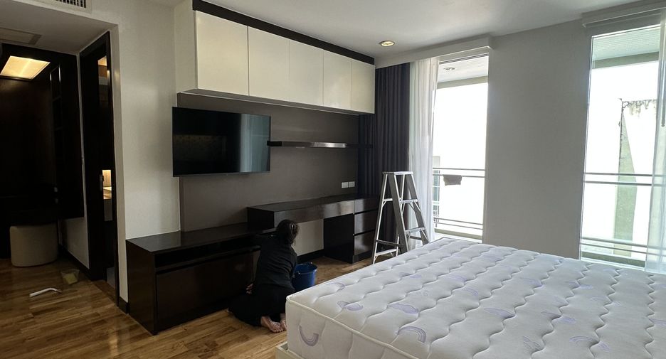 For rent 2 bedrooms condo in Watthana, Bangkok