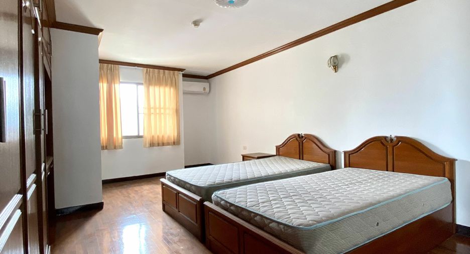 For rent 3 bedrooms condo in Khlong Toei, Bangkok