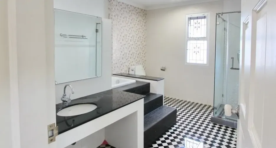 For rent 4 bedrooms house in Watthana, Bangkok