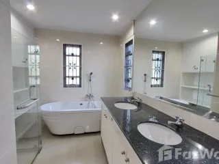 Haus zur Miete mit 4 Zimmer in Watthana, Bangkok