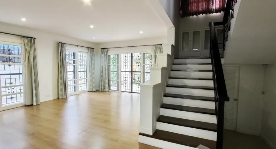For rent 4 bedrooms house in Watthana, Bangkok