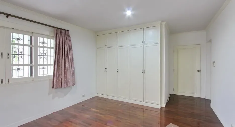 For rent 4 bedrooms house in Watthana, Bangkok