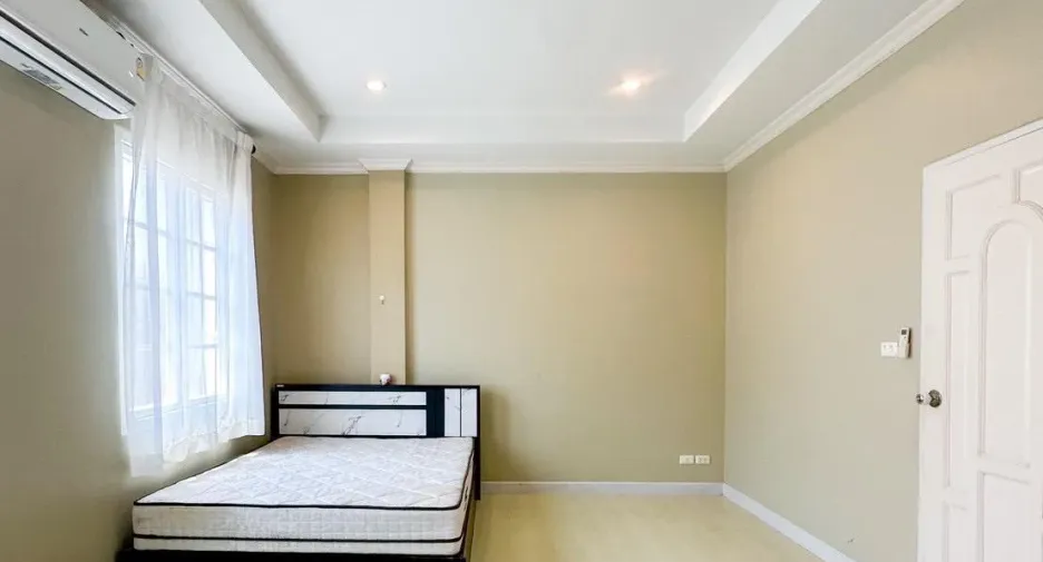 For rent 3 bedrooms townhouse in Phra Khanong, Bangkok