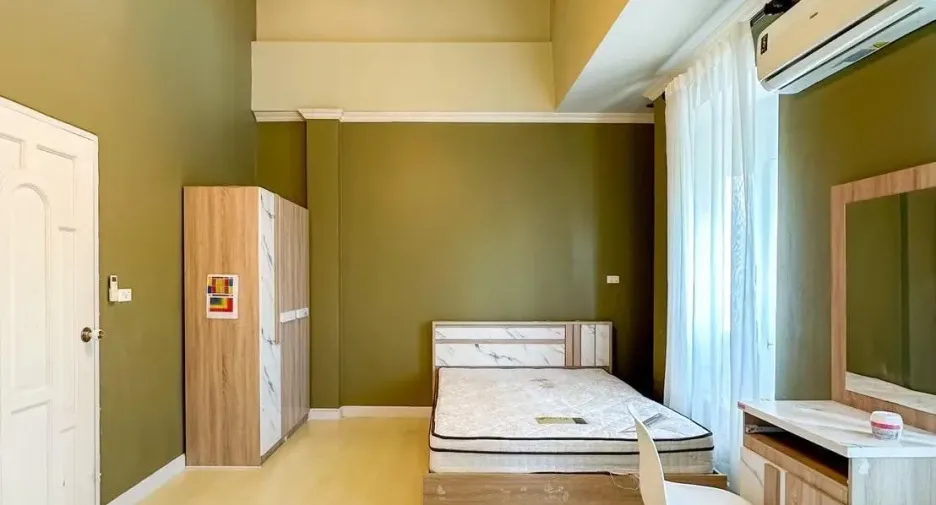 For rent 3 bedrooms townhouse in Phra Khanong, Bangkok