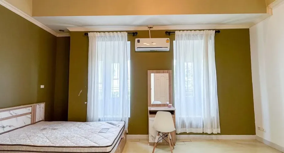 For rent 3 bedrooms townhouse in Phra Khanong, Bangkok
