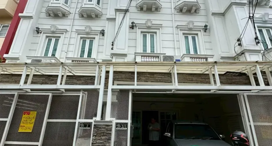 For rent 3 bedrooms townhouse in Phra Khanong, Bangkok