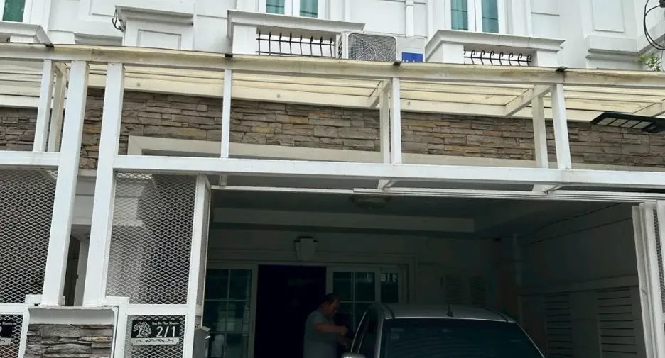 For rent 3 bedrooms townhouse in Phra Khanong, Bangkok