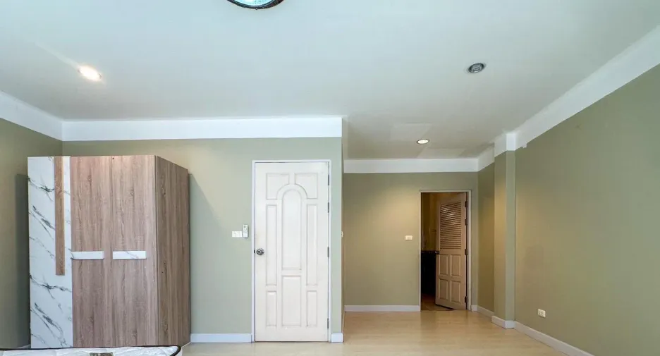 For rent 3 bedrooms townhouse in Phra Khanong, Bangkok