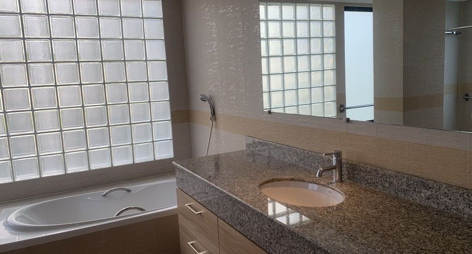 For rent 3 bedrooms condo in Sathon, Bangkok
