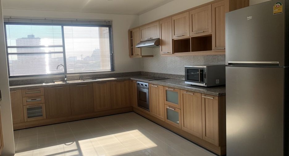 For rent 3 bedrooms condo in Sathon, Bangkok