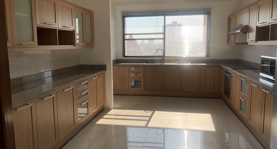 For rent 3 bedrooms condo in Sathon, Bangkok