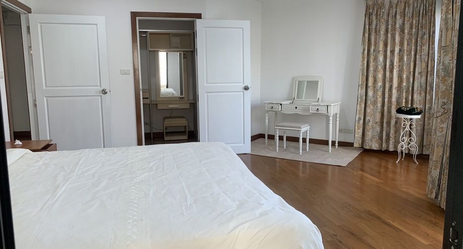For rent 3 bedrooms condo in Sathon, Bangkok