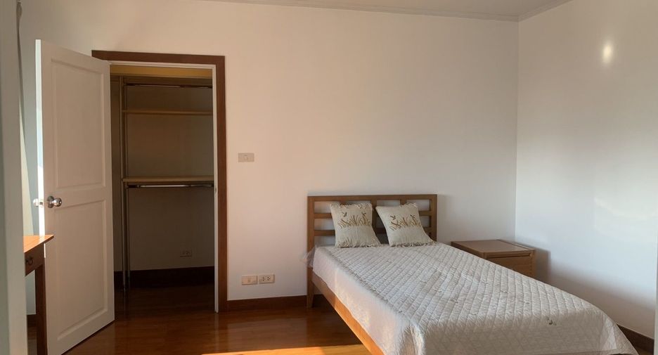 For rent 3 bedrooms condo in Sathon, Bangkok