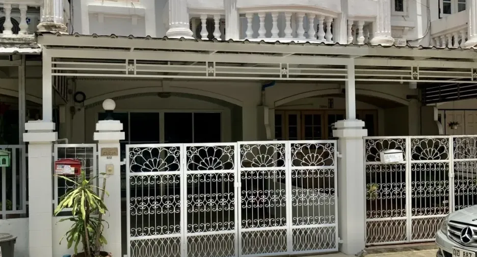 For rent 2 bedrooms townhouse in Bang Na, Bangkok