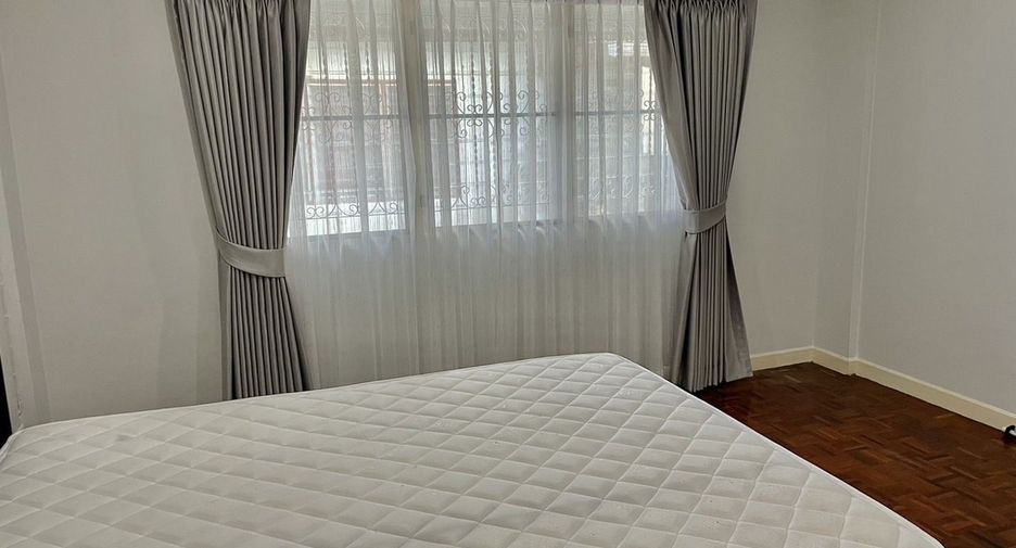 For rent 2 bedrooms townhouse in Bang Na, Bangkok