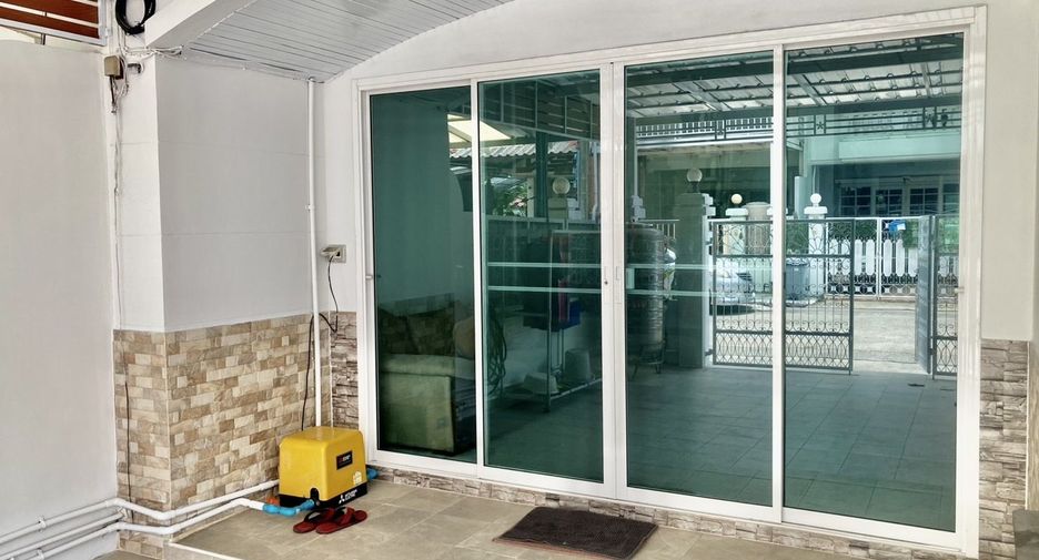 For rent 2 bedrooms townhouse in Bang Na, Bangkok
