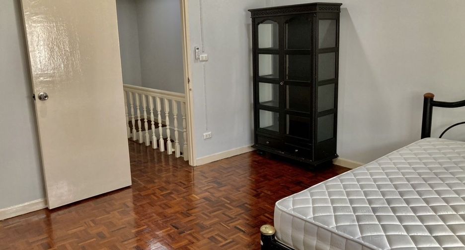 For rent 2 bedrooms townhouse in Bang Na, Bangkok