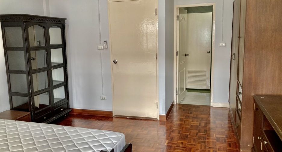 For rent 2 bedrooms townhouse in Bang Na, Bangkok