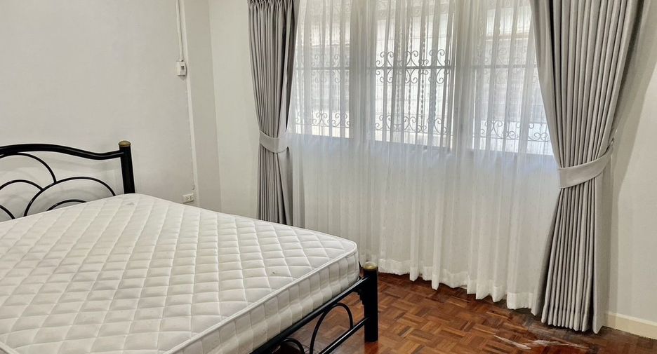 For rent 2 bedrooms townhouse in Bang Na, Bangkok