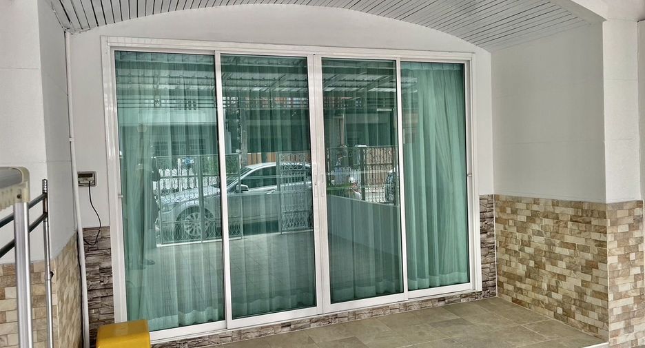 For rent 2 bedrooms townhouse in Bang Na, Bangkok