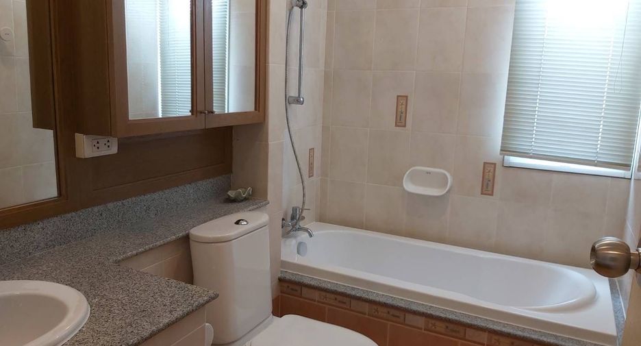 For rent 3 bedrooms apartment in Watthana, Bangkok
